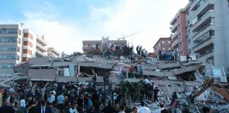 7.4 Quake Hits Colombia, Traps Survivors Rescue workers and civilians on collapsed building after earthquake