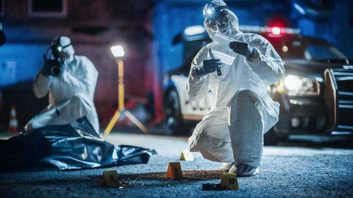 shutterstock_2230642417-1 forensic investigators at nighttime crime scene